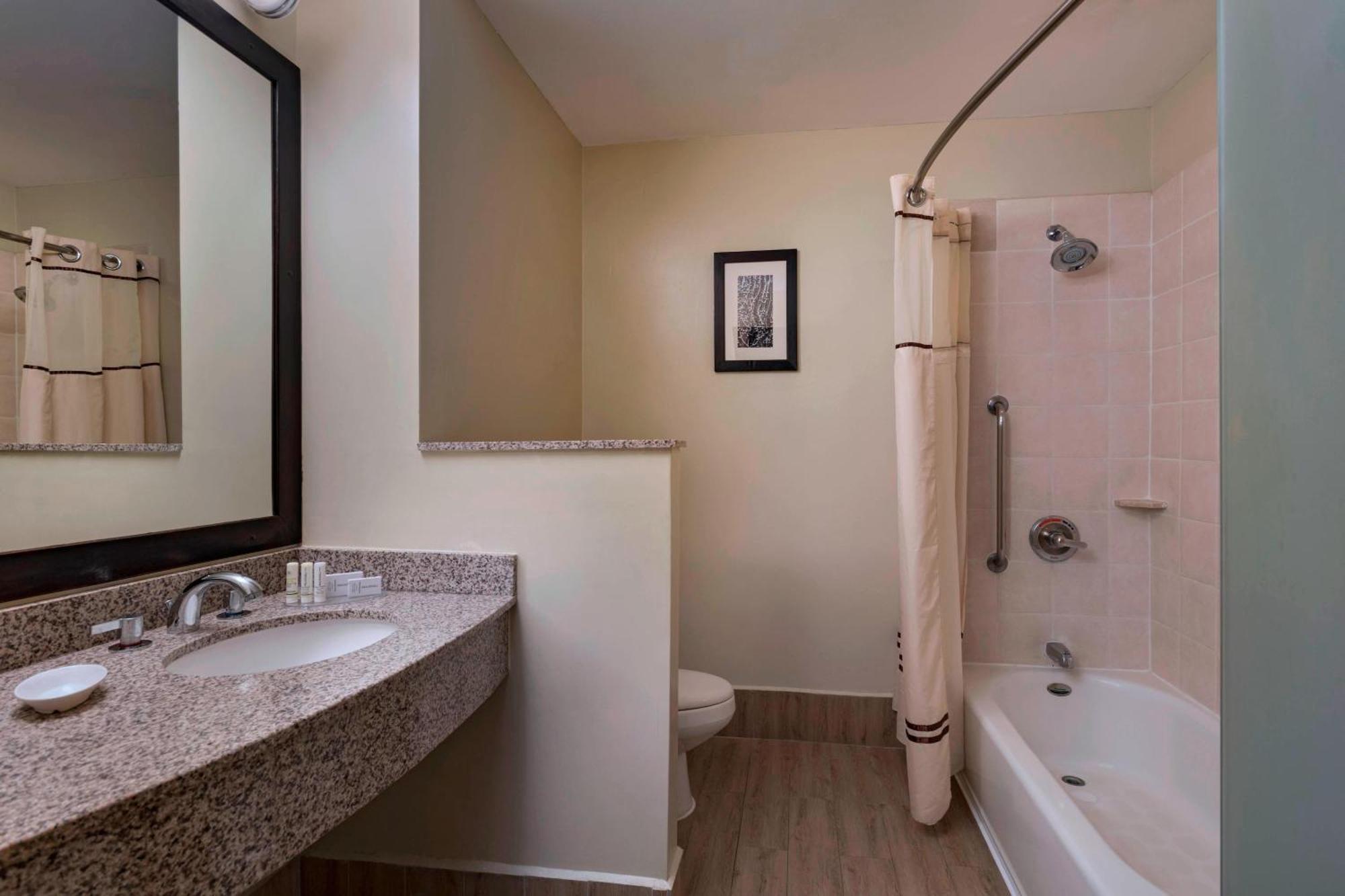 Courtyard By Marriott San Salvador