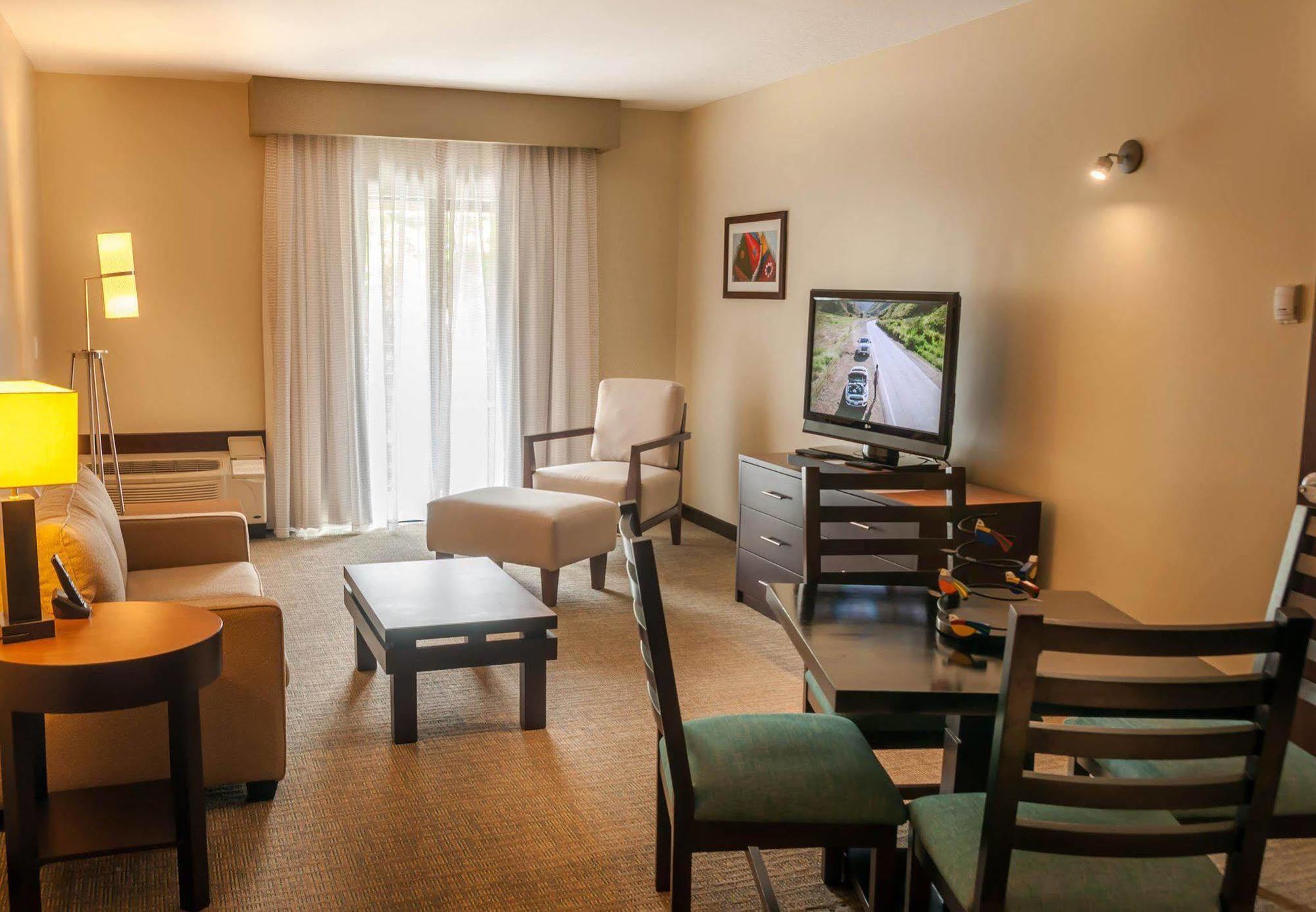 Courtyard By Marriott San Salvador